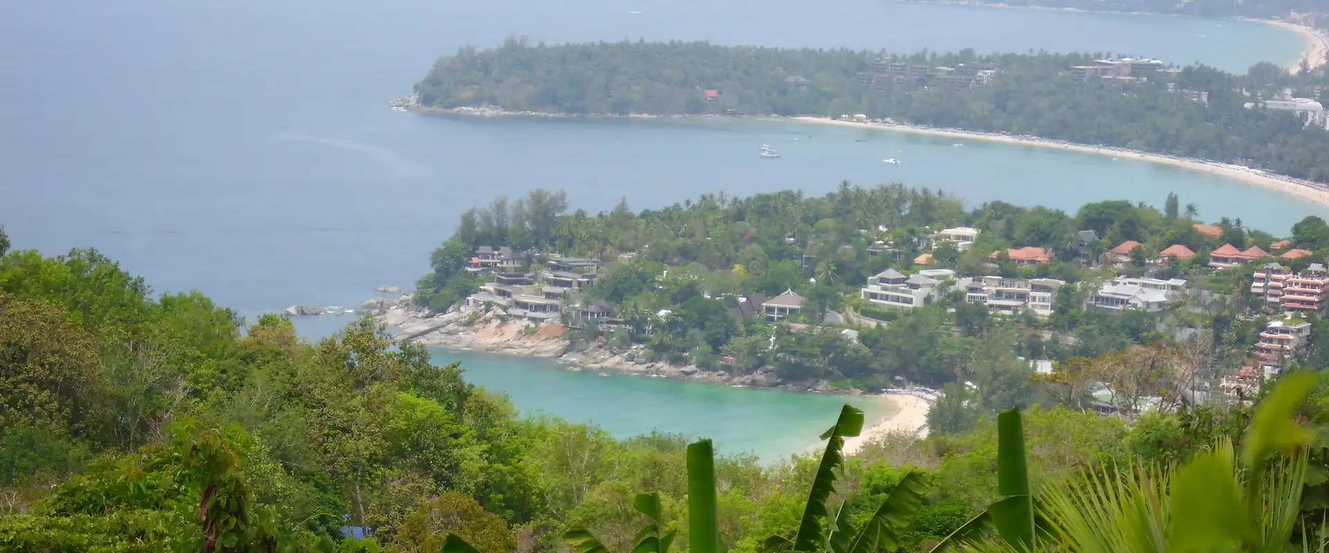 The bays of Kata and Karon from Karon Viewpoint · ADwarf, Public domain (CC0)