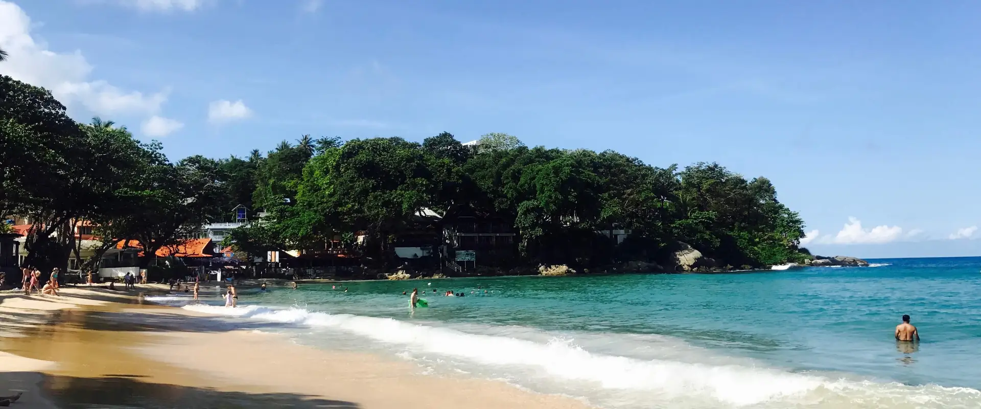 A turquoise morning at the southern end of Kata Beach · HutheMeow, CC BY-SA 4.0
