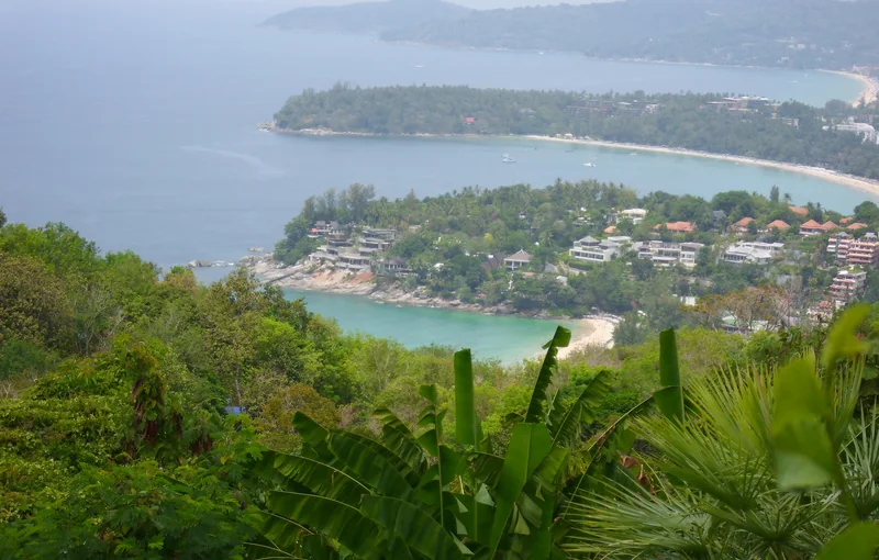 The bays of Kata and Karon from Karon Viewpoint · ADwarf, public domain