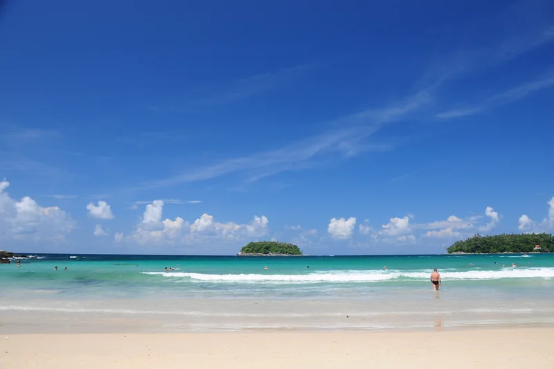 Kata Beach and Koh Pu island · Jacek Lesniowski, CC BY-SA 3.0