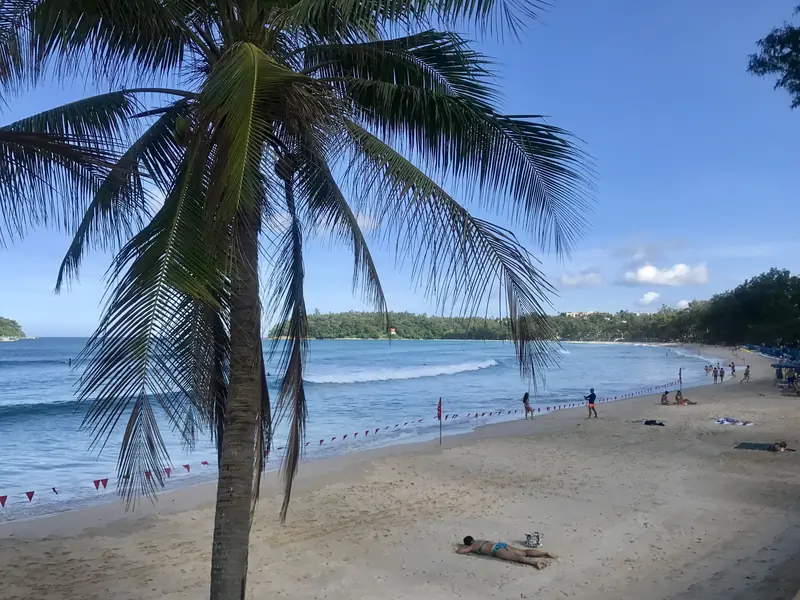 Kata Yai from under a palm, the northern end of the beach · HutheMeow, CC BY-SA 4.0