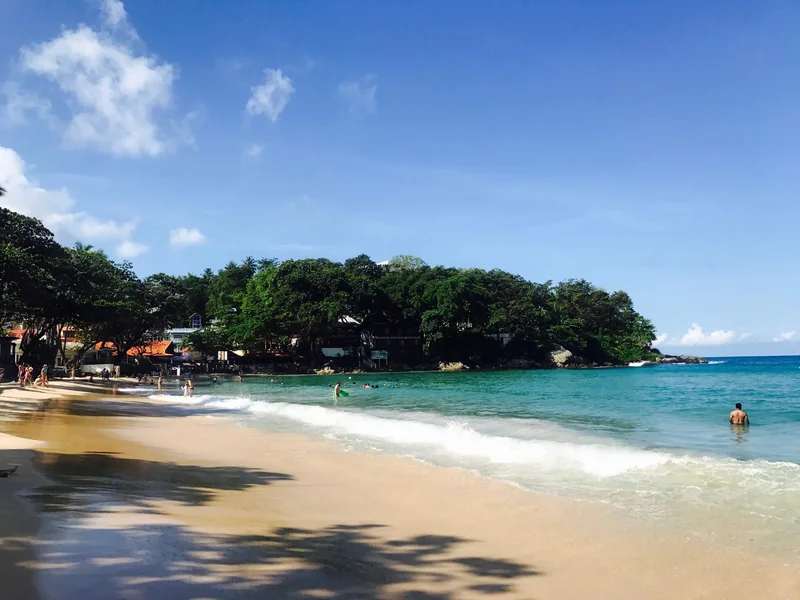 A turquoise morning at the southern end of Kata Beach · HutheMeow, CC BY-SA 4.0