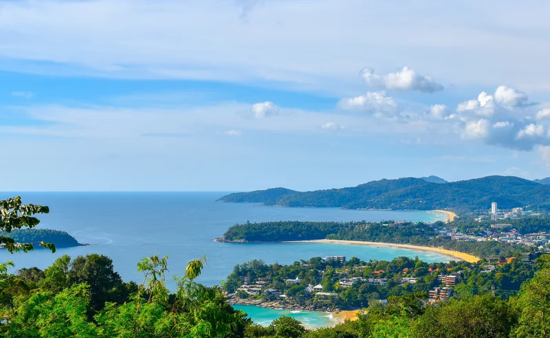Three beaches from the viewpoint on a sunny day: Kata Noi, Kata Yai with Koh Pu island, and Karon · Bennypc, CC BY-SA 4.0