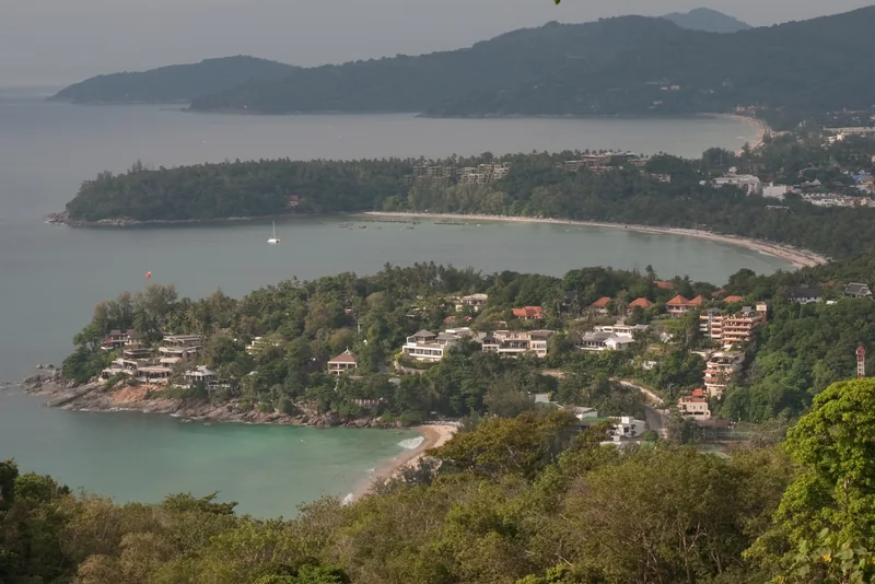 Three beaches from Karon Viewpoint: Kata Noi, Kata Yai and Karon · Айрат Хайруллин, CC BY 3.0