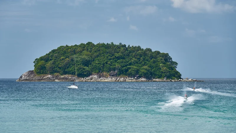Koh Pu island off Kata Beach · Radek Kucharski, CC BY 2.0